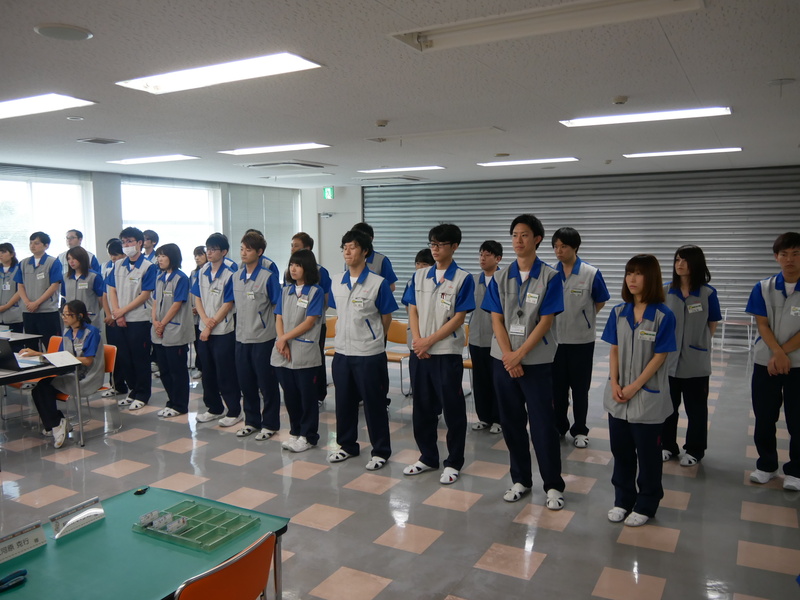 参加者の組み立てをサポートする島根富士通の社員たち。参加者1人に、社員1人がついた