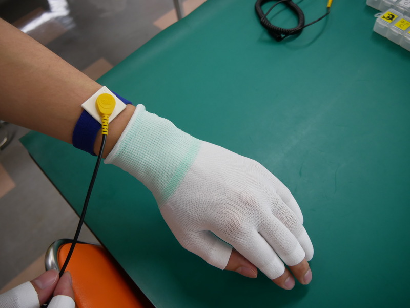 まずは、手袋を着用して、アースバンドをつける