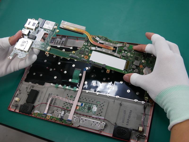 最初の作業はメインボードをキーボードの裏側に取り付ける