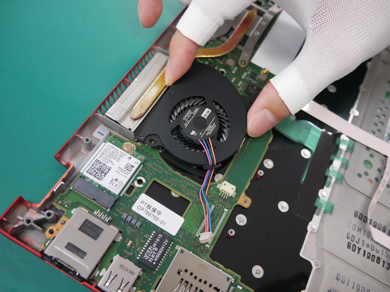 ファンの取り付け作業