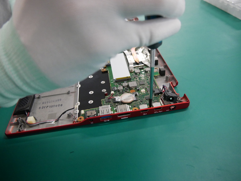 メインボードとファンをネジで固定する