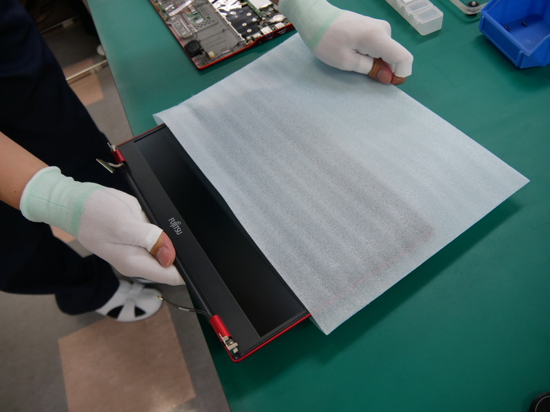 液晶ディスプレイを取り出す