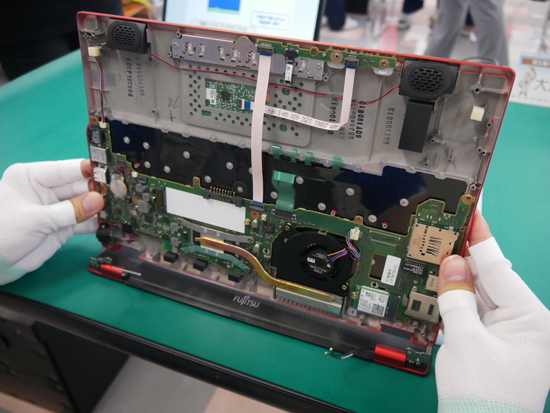 液晶ディスプレイにキーボード部を取り付ける。本体を90度立たせて作業を行なう