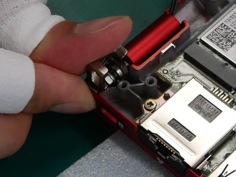 ヒンジを押し込む