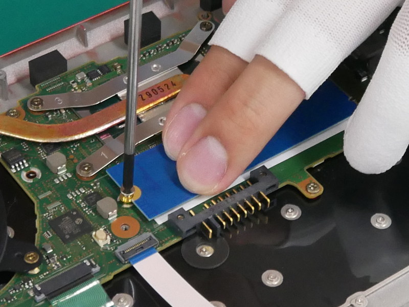 SSDをネジで固定する