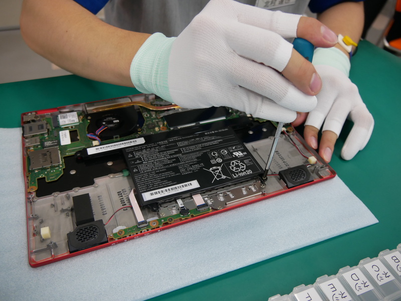 バッテリをネジで固定する