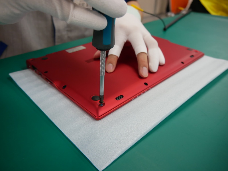 2種類の14本のネジを使って固定する