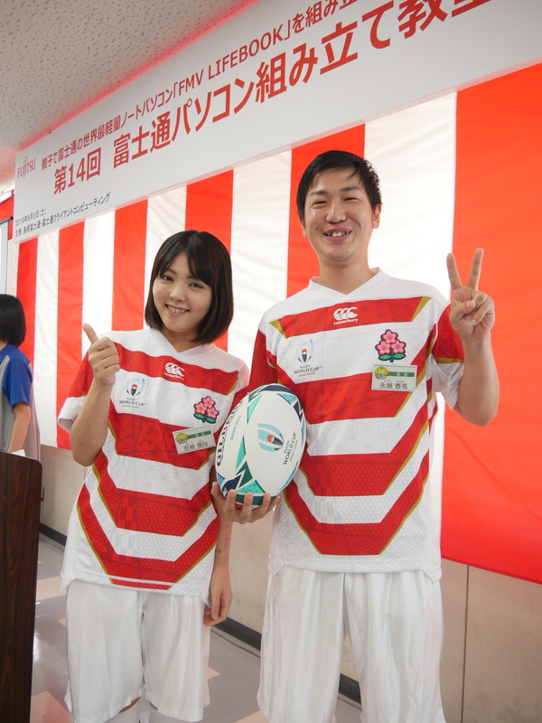 今年は、ラクビー日本代表のユニフォームで登場。進行を務めたのは永瀬春馬さん(右)と吾郷春枝さん(左)