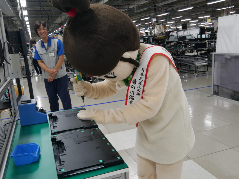 やがみちゃんもネジ締めに挑戦