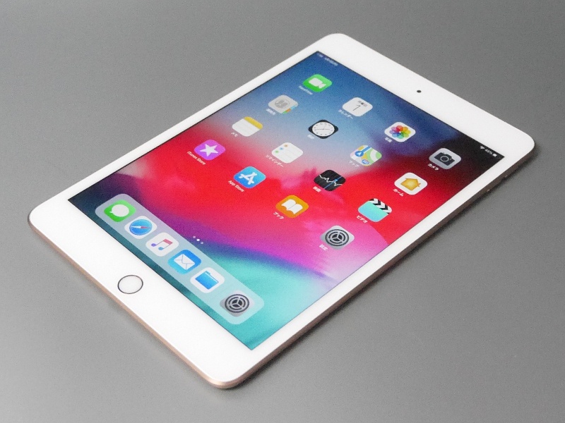 縦向きを基本としたデザイン。ホームボタンが指紋認証を兼ねる