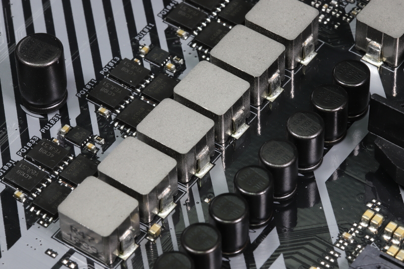 TUF GAMINGシリーズのマザーボード製品は、ミリタリーグレードの「TUFチョークコイル」や「TUF MOSFETS」、高温耐性に優れ長寿命な「TUFコンデンサ」を備えている