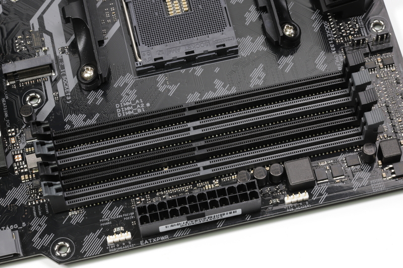 4本のDDR4メモリスロットを搭載。DDR4-3533までのOCメモリと64GBまでのメモリ容量をサポート