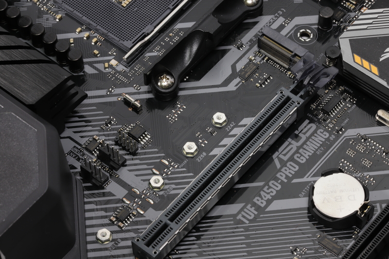 CPUソケット付近に配置されたM.2の1番スロット。CPUに直結されておりPCIe 3.0 x4またはSATA 6Gbps接続のSSDを搭載可能