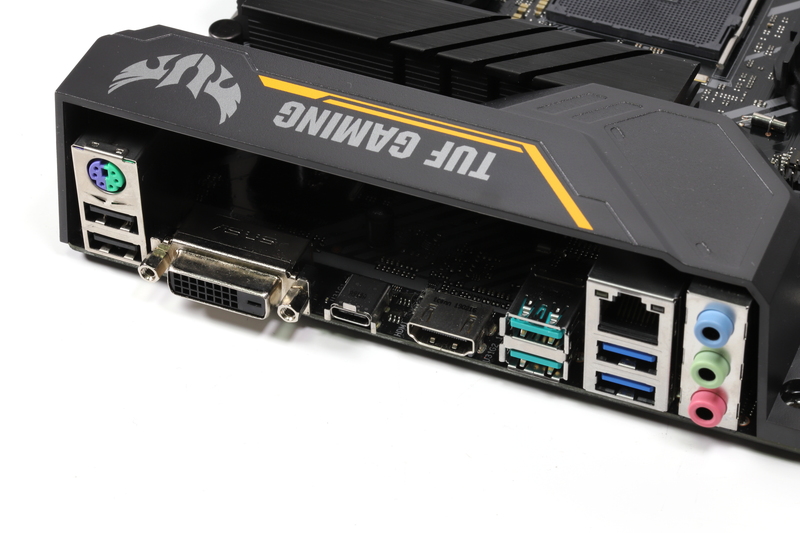 背面インターフェイス。PS/2ポート×1基、USB 2.0×2基、DVI-D×1基、USB 3.1 Gen1(Type-C)×1基、HDMI 2.0b×1基、USB 3.1 Gen2×2基、Gigabit Ethernet×1基、USB 3.1 Gen1×2基。音声入出力。