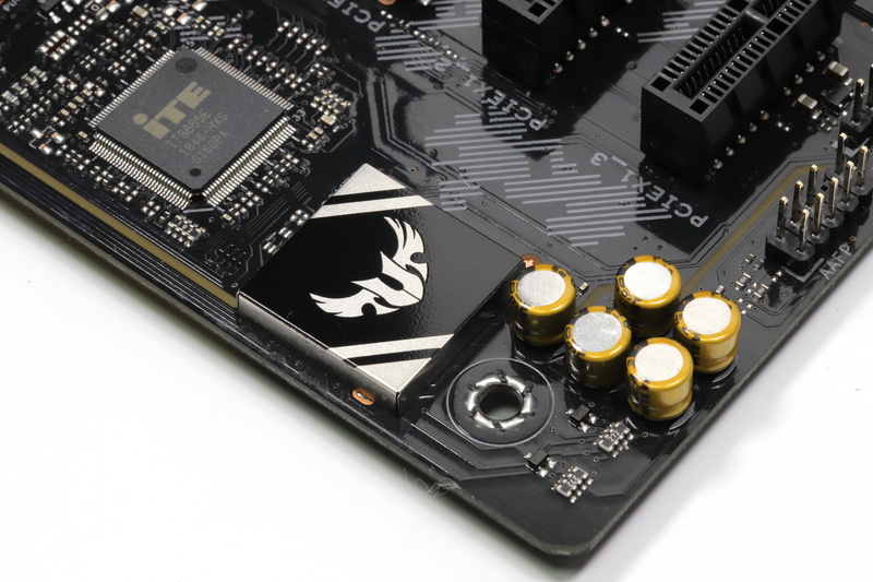 サウンド回路。オーディオコーデックのRealtek ALC S1200Aは「TUFゲーミングオーディオカバー」で覆われている
