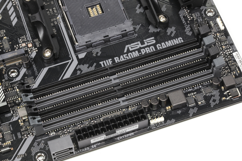 4本のDDR4メモリスロットを搭載。DDR4-3533までのOCメモリと64GBまでのメモリ容量をサポート