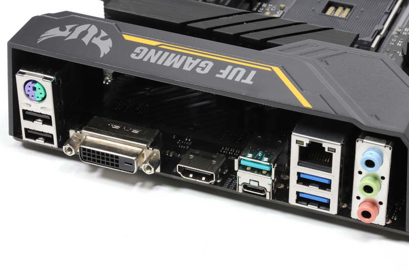 バックパネルインターフェイス。PS/2ポート×1基、USB 2.0×2基、DVI-D×1基、HDMI 2.0b×1基、USB 3.1 Gen2×1基、USB 3.1 Gen1(Type-C)×1基、Gigabit Ethernet×1基、USB 3.1 Gen1×2基。音声入出力