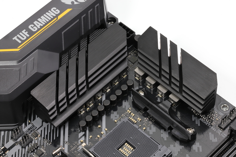 大型のヒートシンクを搭載したTUF B450-PRO GAMINGのVRM