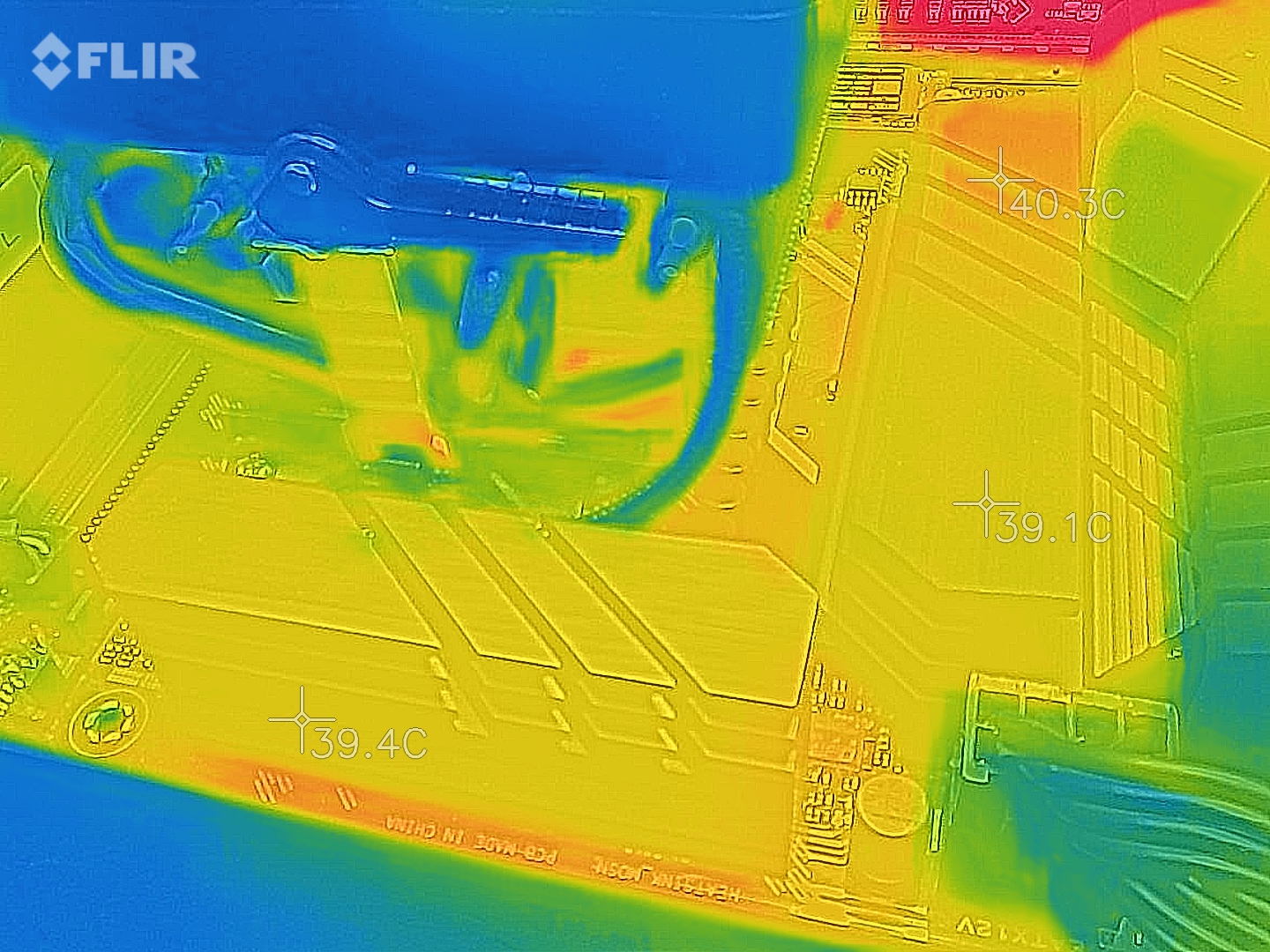 テスト前の時点で撮影したサーモグラフィ画像。ヒートシンク温度は39.1～40.3℃