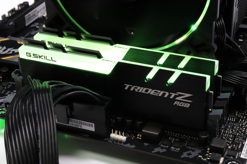 Aura Sync対応メモリのG.Skill Trident Z RGB。ケーブルレスでAura Sync UtilityからLEDの制御が行なえる
