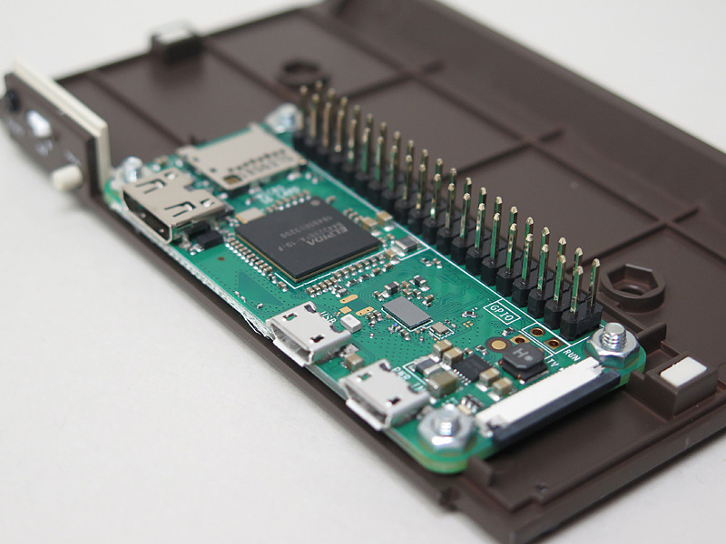 Raspberry Pi Zero WHではCPUの上にメモリが積層されているため見ることができない