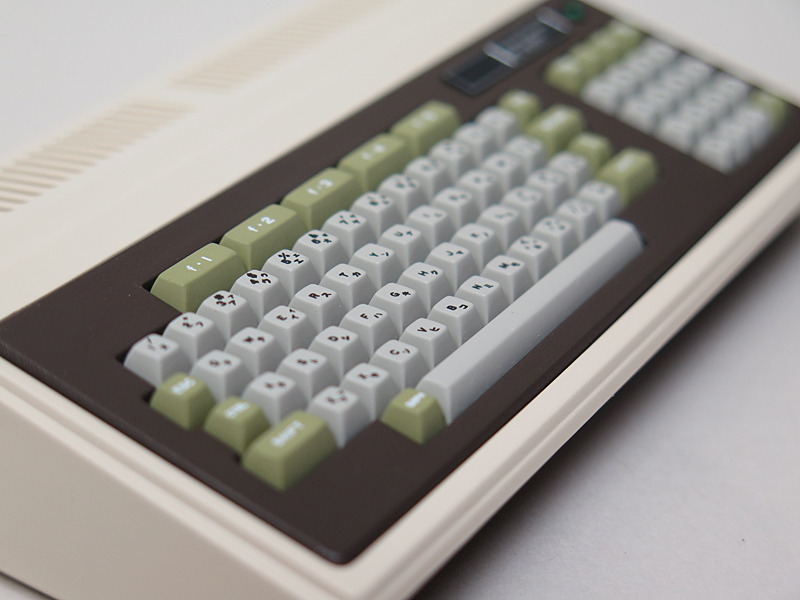 キーの刻印まで精巧に作られているが、残念ながら押下できずキーとしては機能しない