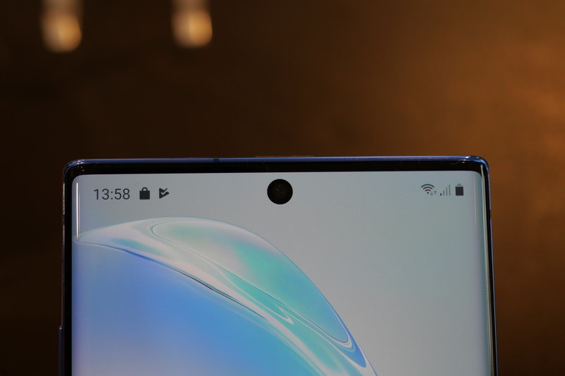 前面カメラはディスプレイ上部中央にパンチホールで搭載