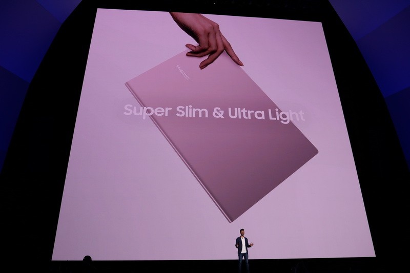 薄型軽量筐体を実現