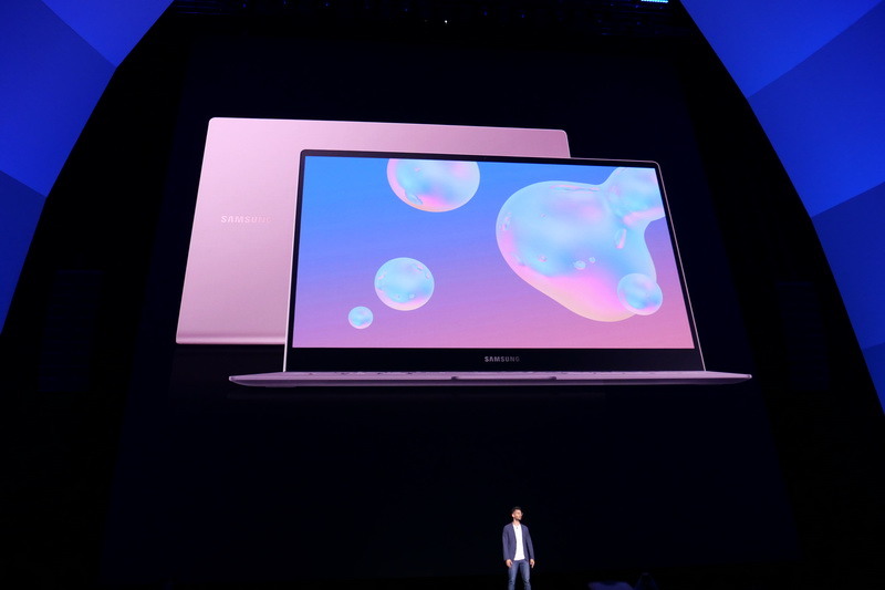 13型タッチつき液晶ディスプレイを搭載