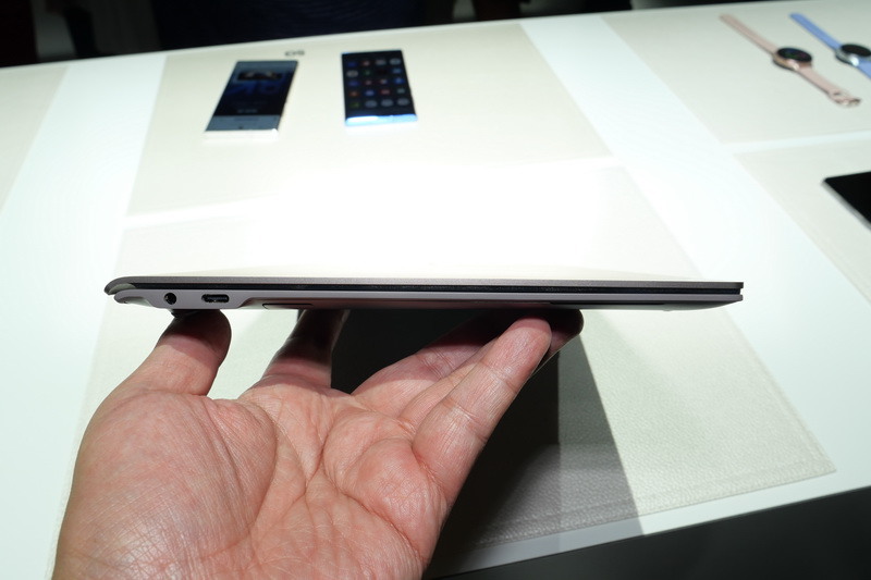 左側面。前方が6.2mm、後方が11.8mmとかなりの薄型筐体だ