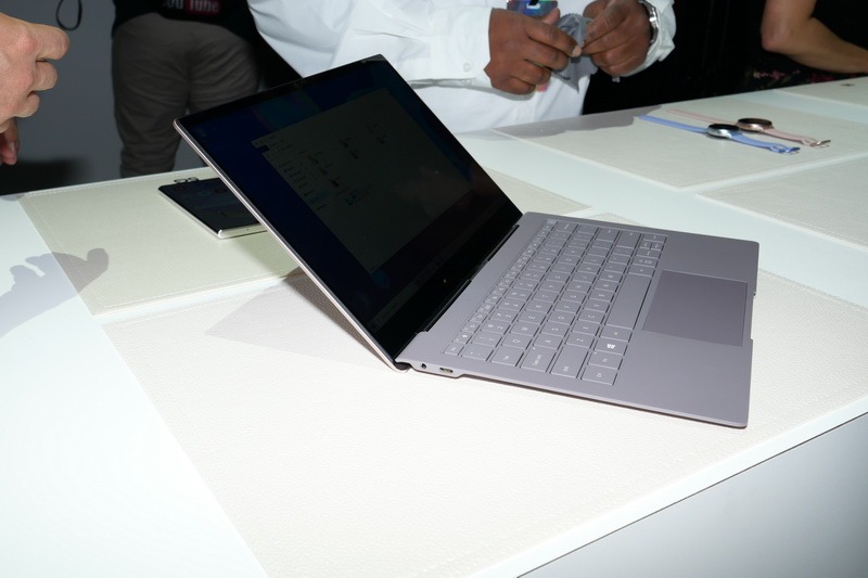 ディスプレイは水平までは開けない