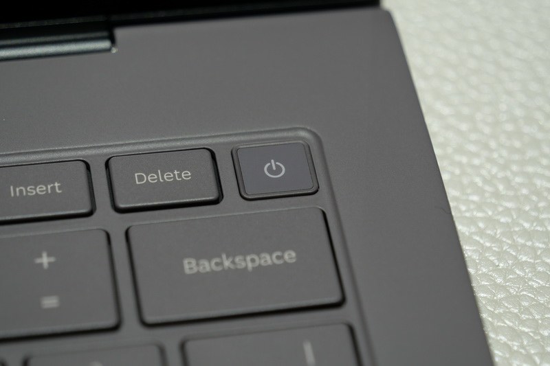 キーボード右上にはWindows Hello対応指紋認証センサー一体型電源ボタンを配置している