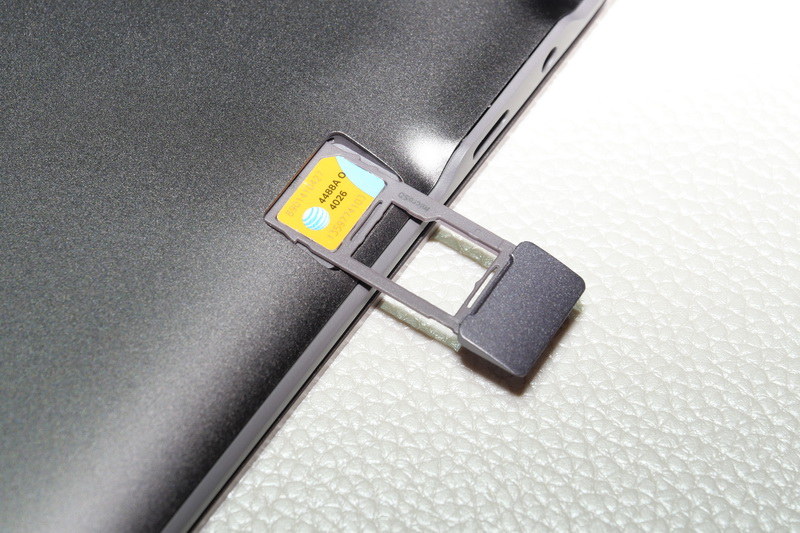 左側の底面にSIMトレイがあり、Nano SIMとmicroSDカードを装着できる