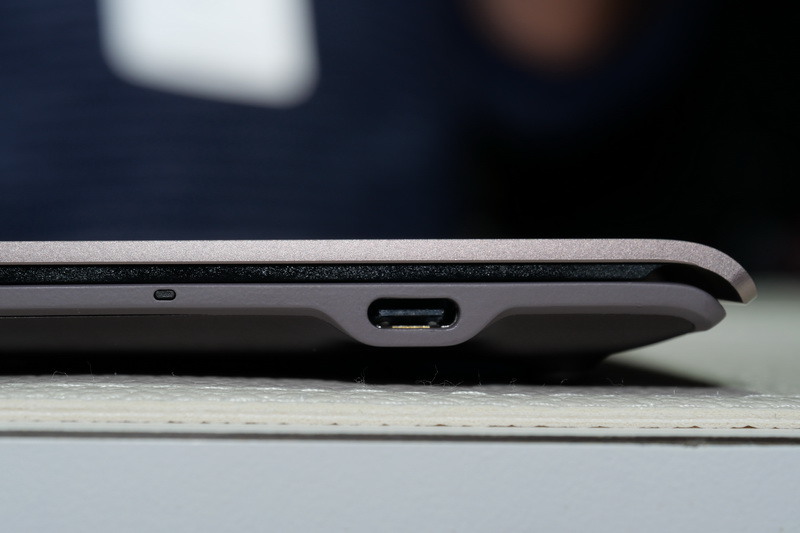 右側面にはUSB Type-Cを配置