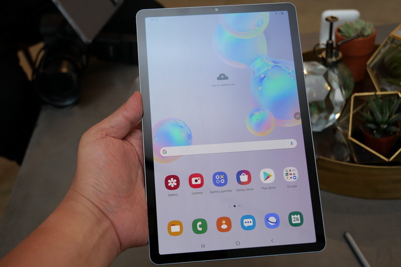 サイズは10.5型タブレットとして標準的で重量もまずまず軽く、軽快に持ち運べる