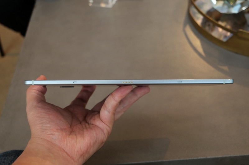 左側面。端子はBook Cover Keyboard接続用だ