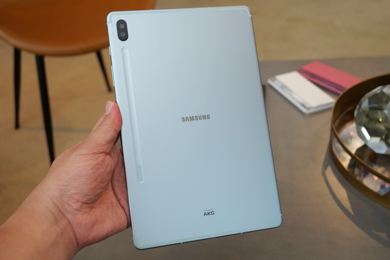 背面。背面もフラットでシンプルなデザインだ