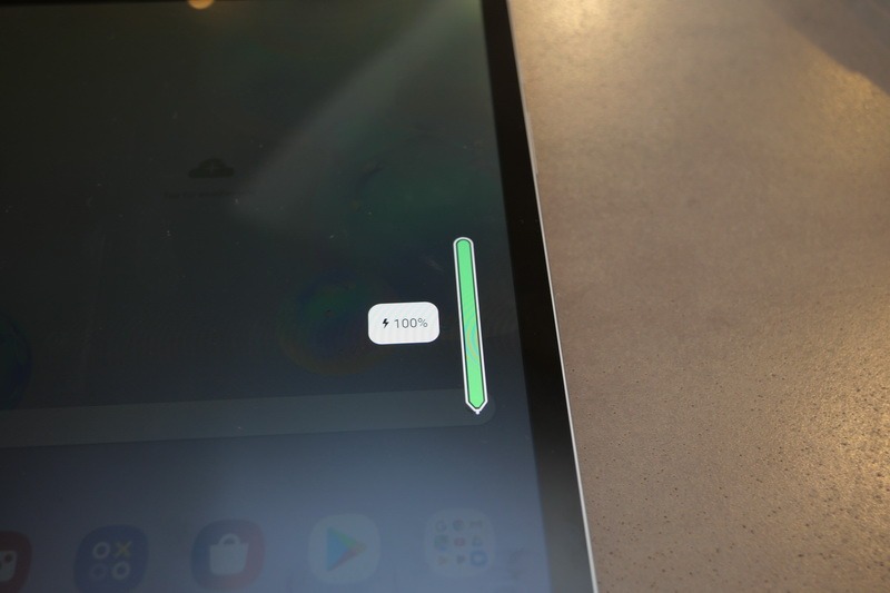 S Pehは裏面に装着することで内蔵バッテリが充電される