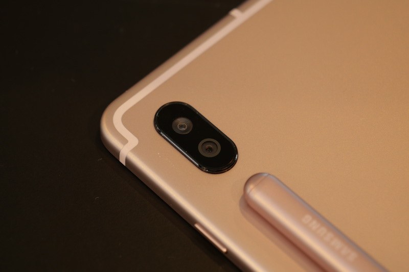 背面カメラは、上が500万画素で画角123度の超広角レンズ、下が1,300万画素の広角レンズのデュアルレンズ仕様