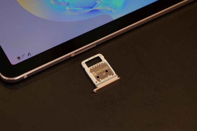 カードトレイには最大1TBのmicroSDカードを装着可能