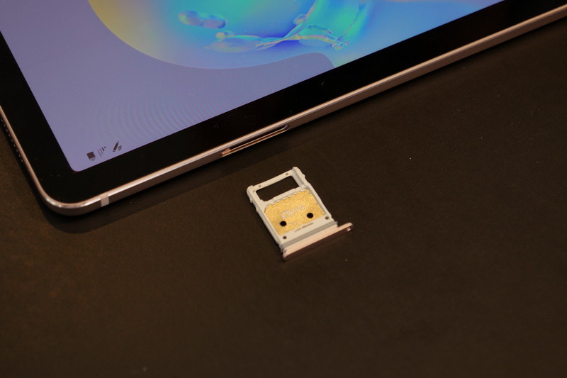 LTE版ではカードトレイ裏面にnanoSIMを装着して利用する