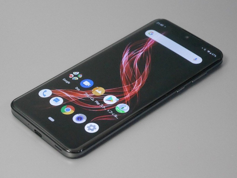 上部にノッチのないスタンダードな画面。顔認証および背面の指紋認証の両方に対応するのは利点だ