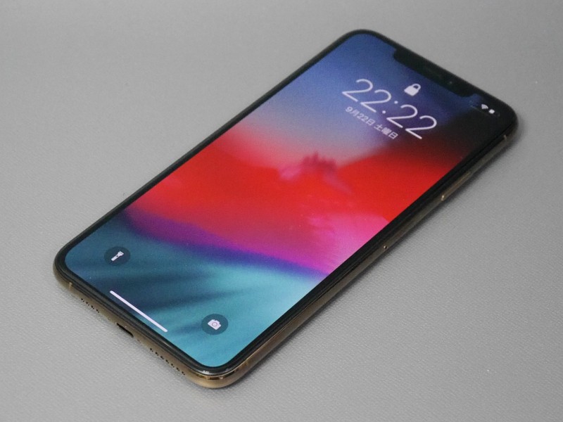 上下左右ともに切り詰めた全画面デザイン。顔認証に対応するが、指紋認証は非対応だ