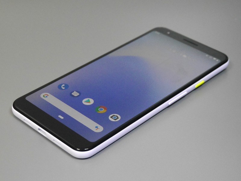 昨今の大画面スマートフォンとしてはめずらしく、画面上部にノッチのないデザイン。背面に指紋認証センサーを備える