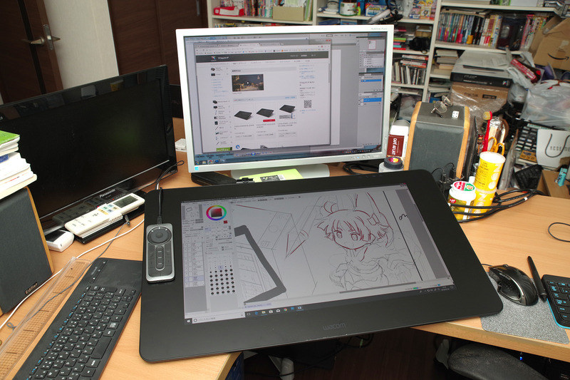 こちらはCintiq Pro 24レビューのときの風景。机からはみ出てしまっている(<a href="https://pc.watch.impress.co.jp/docs/column/hothot/1113218.html">ワコムの4K液タブ「Cintiq Pro 24」をプロ漫画家のざら先生に使わせてみる</a>参照)