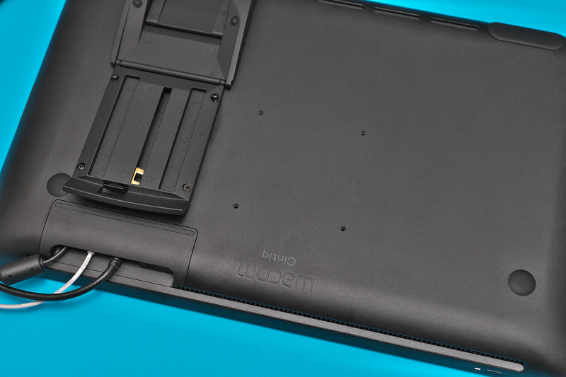 インターフェイスは、PCとの接続にするHDMI端子とUSBポートにAC電源コネクタがあるのみ。ボタンも本体上部に電源ボタンがあるのみというシンプルな構成