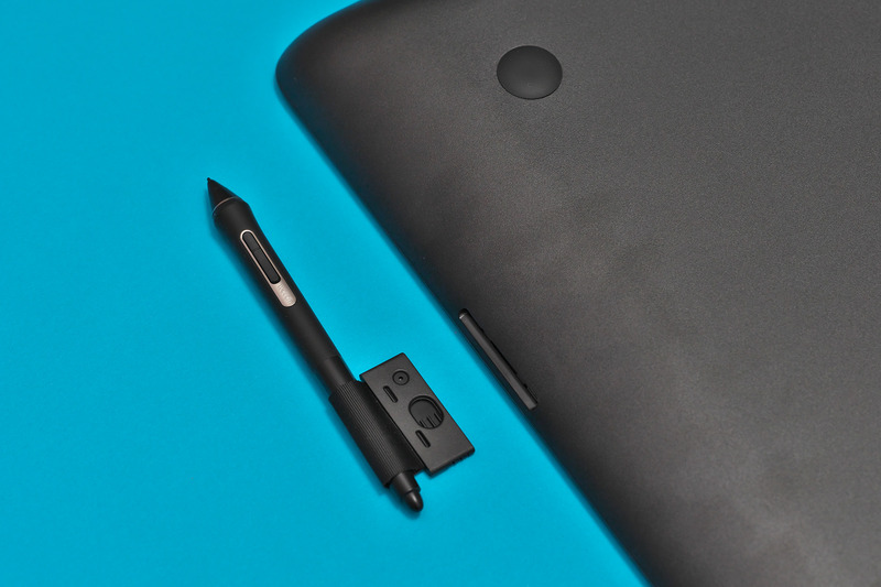 付属のペンとペンホルダー。ペンは上位機種と同じWacom Pro Pen 2。替え芯3本が収納可能なホルダーが付属しており、そのホルダーを本体右側面に挿し込めるようになっている