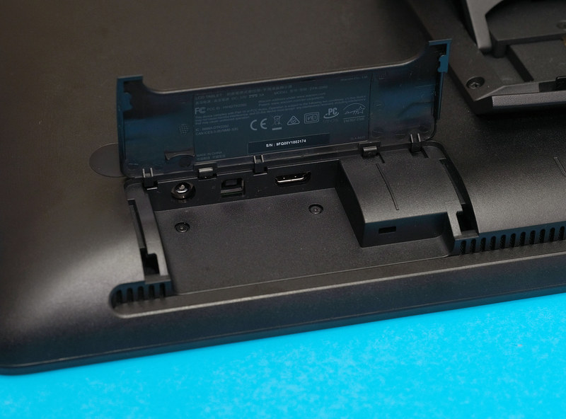 インターフェイスは、PCとの接続にするHDMI端子とUSBポートにAC電源コネクタがあるのみ。ボタンも本体上部に電源ボタンがあるのみというシンプルな構成