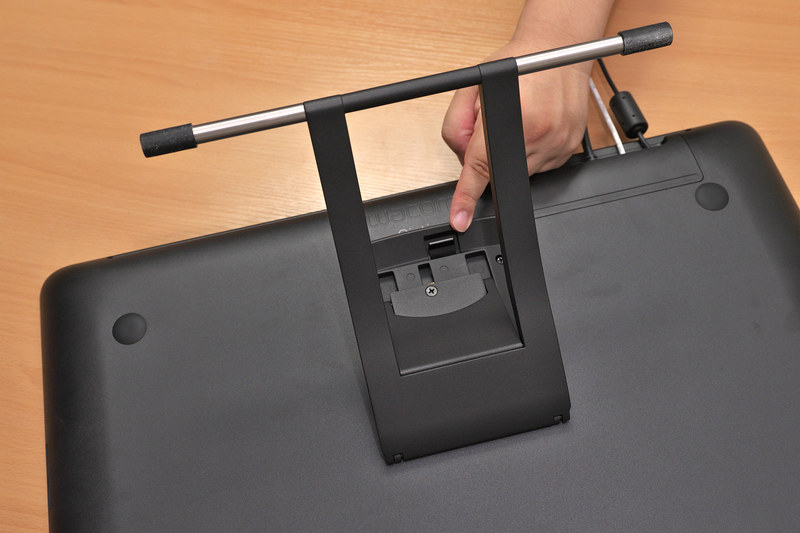 傾き調節が可能なスタンドを装備。小さいながらしっかりとした剛性があり、レバーで角度調整(16～82度)も可能。スタンドを外すとVESAマウント(100×100mm)対応のアームなどに取りつけることもできる