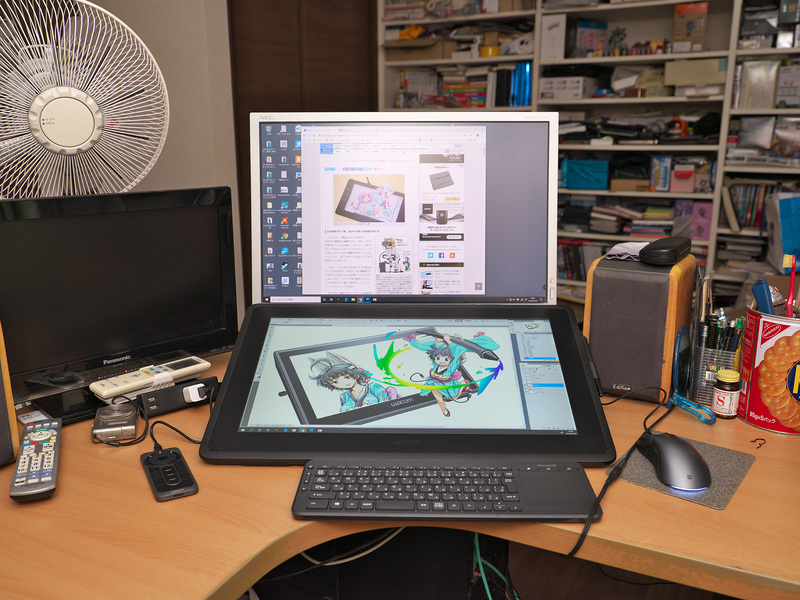 作業場風景。この机の奥行きは細いところで約75cm。それをやや斜め向きに使用しているが、24型液晶(NEC MultiSync LCD-P242W)を奥に置いても、まだ手前に小型キーボードが置けるスペースあり。Cintiq 22は21.5型液晶採用だが、全体のサイズ感はほぼ24型液晶クラスと言える